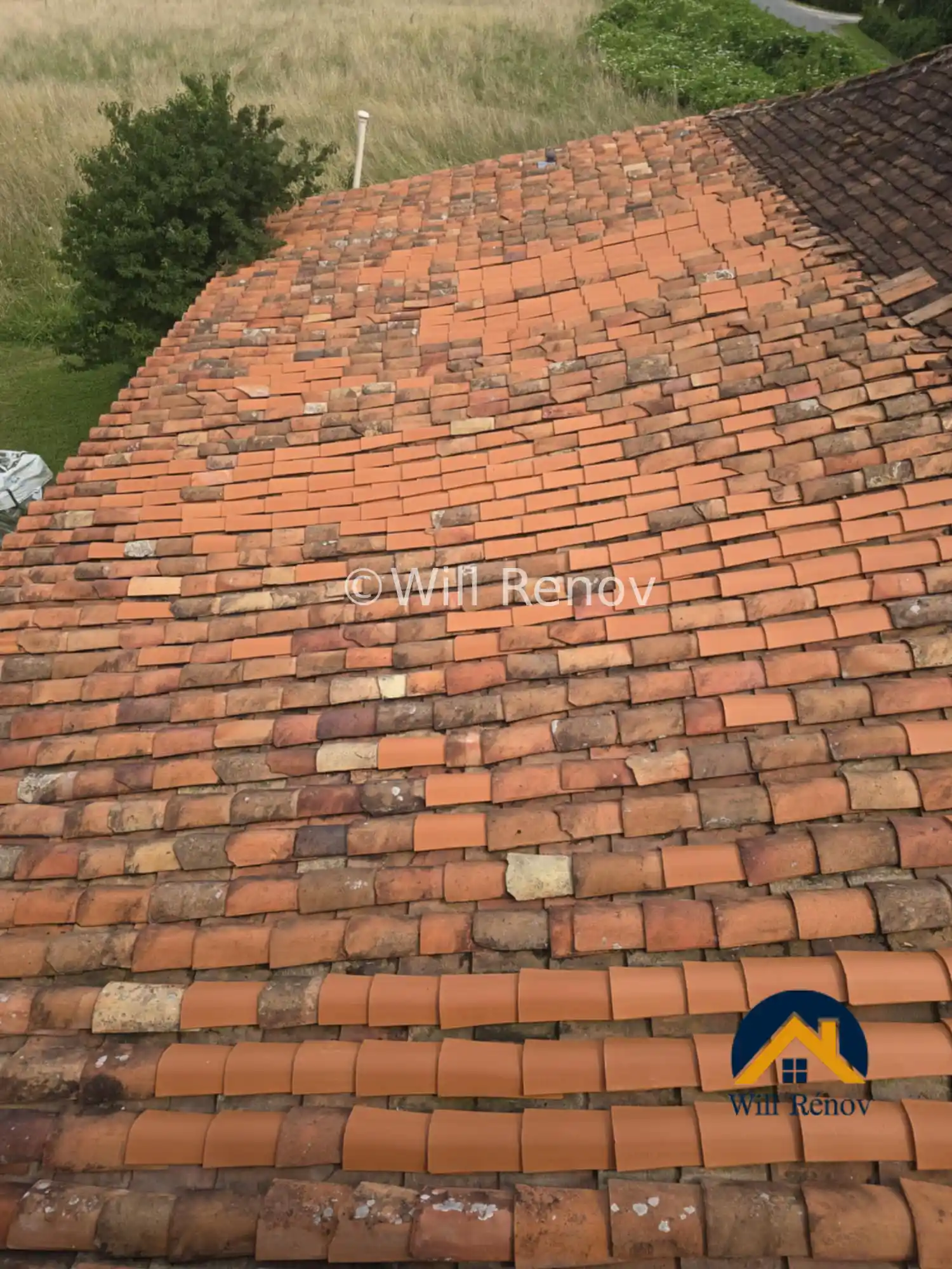 Nettoyage-et-remplacement-de-tuiles-casses-a-villebois-lavallete-16408.